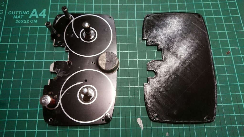 プレート比較写真　左：オリジナル部品　右：３Dプリント部品